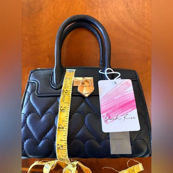 🖤NWT, Black Quilted Handbag. - Picture 4 of 5
